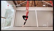 运动达人袁姗姗展示空中瑜伽 高难度动作炫技+身材柔软婀娜