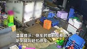 货车倒车时尾板没收，女子瞬间被挤在尾板下，惊慌大叫喊救命！