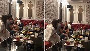 著名歌手KTV唱歌很卖力，周围的人却吃喝聊天，完全没把他放眼