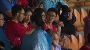 真爱球迷看台躲雨等待比赛 恒大球员在通道颠球热身