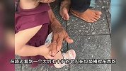 女童遇拾荒老人吃剩饭递上10元，老人回绝打动网友，当地回应