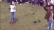 农村女歌手唱嗨全村人 不管男女百听不厌