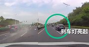 江苏一特斯拉变道时亮起刹车灯 3秒后仍以高速追尾车头撞稀碎