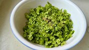 榆钱也是一道美味可以加面粉蒸一蒸，蘸着蒜泥吃清淡美味