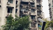 实地探访火灾后的重庆加州花园：墙面黑迹斑驳 住户直呼吓人