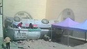 甘肃载30人大巴冲下护坡坠入农家院：有乘客从车窗逃生