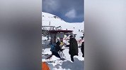 可怕！滑雪胜地缆车故障 游人纷纷跳车保命