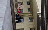 男孩被父母反锁8楼 用床单结绳逃跑被困6楼窗台