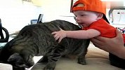 这小孩真把小猫当面包了