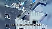 3男孩在楼顶玩鞭炮，瞬间炸开水泥，现场腾起浓烟，监控曝光！