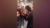 视频告诉你为何卡瓦尼受巴黎球迷爱戴 赛后签名有求必应
