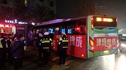 邯郸3辆公交车站台前相撞 现场大量群众围观