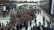 日本队回国获英雄般接待 万名球迷接机送鲜花掌声