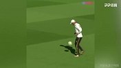 大师风范！齐达内训练场脚痒秀球技