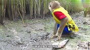 这只猴子要成精了，主人交代它抓鱼，猴子竟然超额完成任务