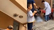 山东一小区阳台惊现窟窿 女子从楼上阳台直接漏下地面