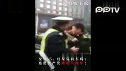 实拍长沙街头交警死磕违章军车士兵