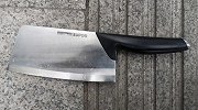 查看男友手机被拒 浙江女子40楼扔菜刀砸中豪车需赔13万