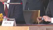 PP体育体坛传媒战略合作正式签约 敖铭吴翰在合同上签字