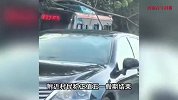广西一货车借道超车迎面撞上公交车，瞬间尘土飞扬