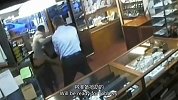 小伙子男扮女装去商店抢劫，结果太尴尬，差点“失身”！