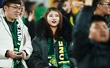 京鲁大战刺激火爆 看台美女为寒冬增添热情