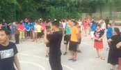 篮球-17年-篮球场之争第二弹:广场舞大妈霸占场地热情起舞-专题