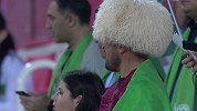 最炫民族风！土库曼斯坦球迷着民族服饰现身看台 为主队摇旗呐喊