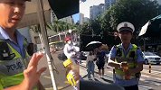 光天化日女孩“套路”交警：叔叔能帮我开下瓶盖吗？结局暖心反转