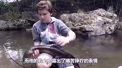 作死男孩徒手抓电鳗，下一秒电鳗开始放电，镜头记录刺激画面