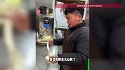 小孩哥寒假帮父母打理板面店，忙时一天一百多碗：怕爸爸妈妈太累了
