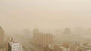 大风沙尘齐袭北京：风声呼啸天空昏黄一片，空气质量已达严重污染