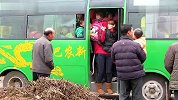 坑爹超载公交 美女乘客被挤车外