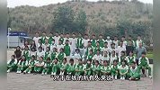 初三男孩病重住院，同学穿校服医院拍毕业照，男生戴氧气罩躺C位