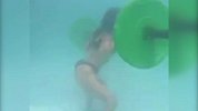 真是硬核健身啊！美女博主水下举杠铃