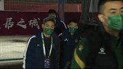 绿城全队抵达球场 郑雄：战鲁能立足防守年轻球员要释放能力
