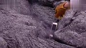 生活-简单粗暴 把iPhone6s丢到熔岩中