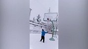 冰天雪地打篮球什么体验？篮网都给冻住了