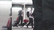 不离不弃！西班牙队回国受球迷热捧 现场尖叫不断