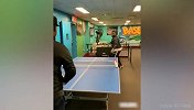 国外这样打乒乓球？手上活不行直接上脚