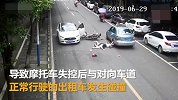 路边轿车不看后方突然开门，致三车相撞