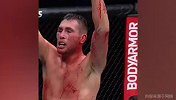 UFC两位老炮儿！互不手软打到全身是血