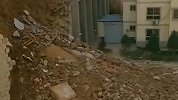 陕西小区墙体垮塌砖石瞬间落下 多辆轿车被砸