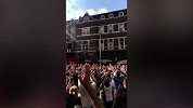 终于不是coming home！三狮球迷维京战吼庆祝球队晋级
