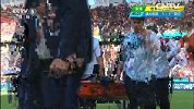 世界杯-14年-小组赛-B组-第2轮-荷兰队因迪严重受伤 被担架抬下场-花絮