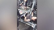 现在美女都开始练胸？健身房卧推150斤