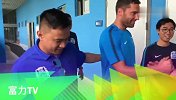 托西奇随队完成首训 双手抱胸置身绿茵场神采飞扬