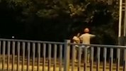 男子深夜街头掐住女子脖子用力摇晃 狂扇耳光将其摔倒在地