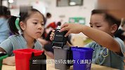 娃娃抓起 小朋友都在学！杭州幼儿园老师买玩具教孩子垃圾分类