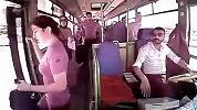 土耳其女子以为到站直接走下高速行驶的公交 监控曝光悲剧瞬间